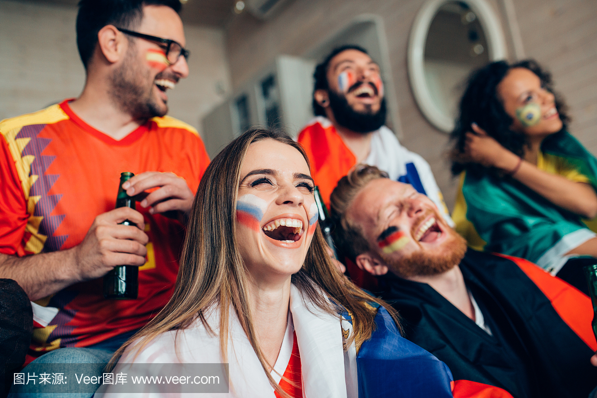 快乐的年轻俄罗斯足球队女球迷看比赛与朋友