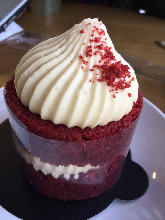 漂亮的红丝绒蛋糕图片