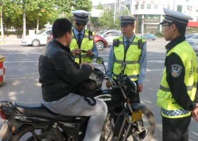 二轮摩托车载人规定
