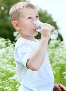 8个月小孩喝多少水