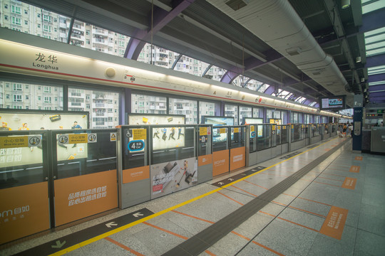 深圳龙华地铁站