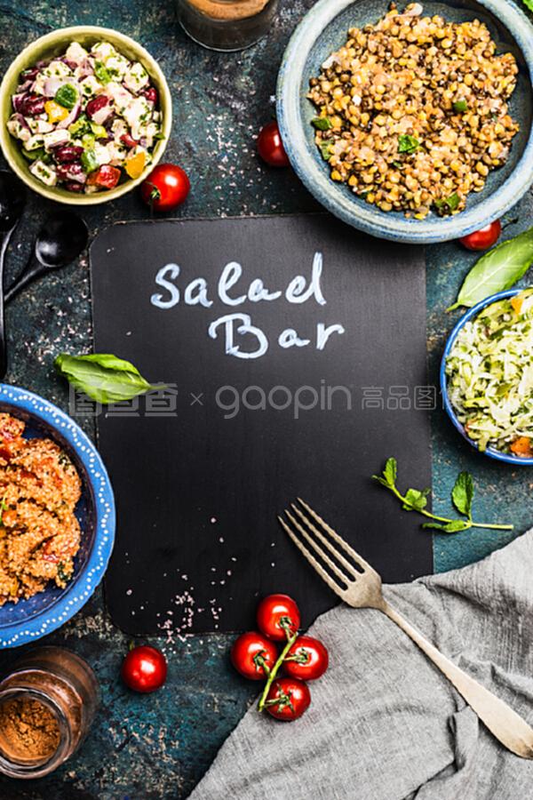 空白黑板上的铭文沙拉吧.健康食品和素食概念