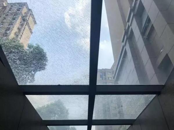 玻璃突然爆裂怎么处理