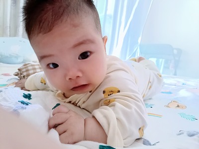 宝宝三个月老是吃手怎么回事
