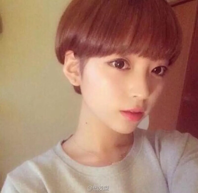 女生露耳短发