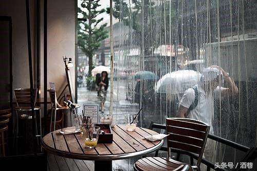 女人梦见大雨淋湿自己