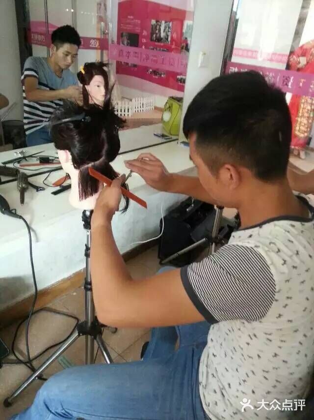 美发美甲化妆学校