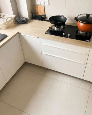 厨房和客厅地砖侧面