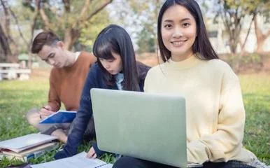 如何成功创建并优化一个针对西班牙语用户的专业网站？