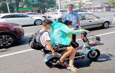 二轮摩托车载人规定