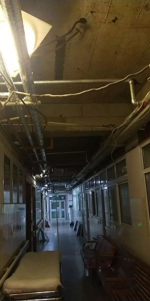 已经吊顶的房间砸墙