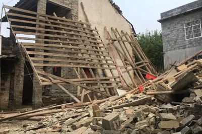 梦见自己在房顶上下不来